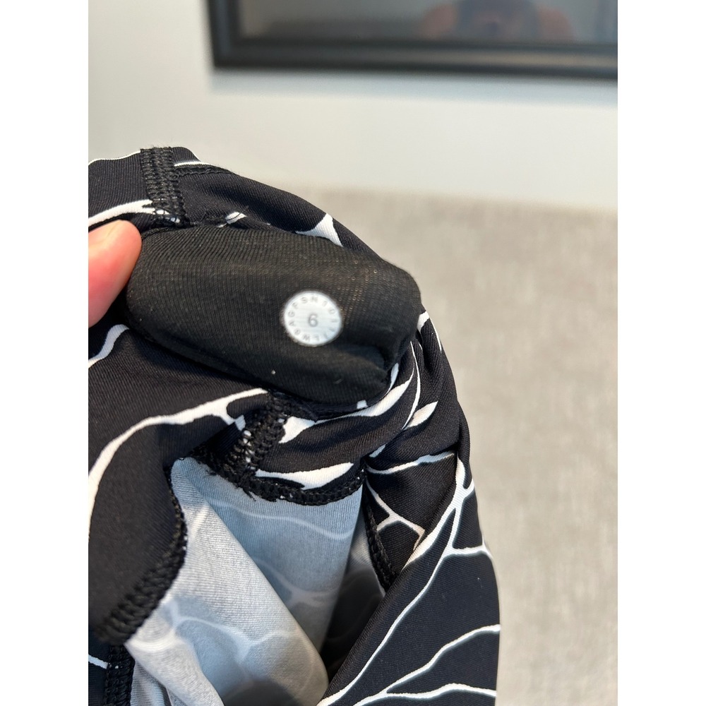 Lululemon Black White Rose Floral Crop Leggings Athletic Womens‎ Size 6 - Picture 3 of 3
